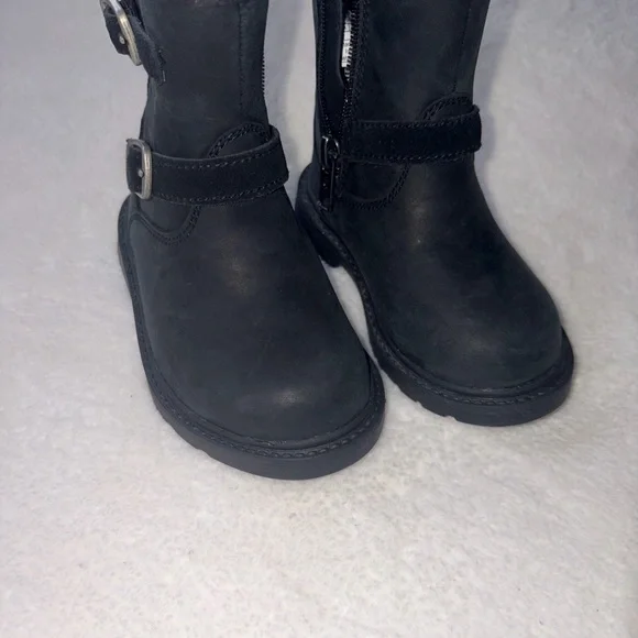 UGG Kids’ Kinzey Booys - Picture 2 of 5